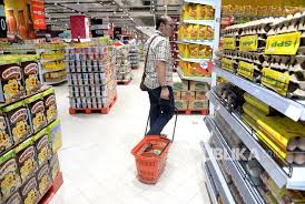 Tapi, semua berubah semenjak ayah dikeluarkan dari tempatnya berkerja. Indef Tantangan Berat Untuk Dongkrak Konsumsi Rumah Tangga Republika Online