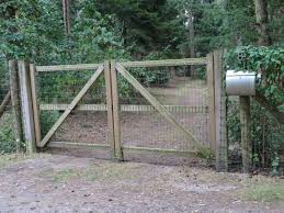 Vollig Renovierter Bungalow Mitten Im Wald Ruhige Idyllische Lage Auf 1300 M2 Einteilung Flur Wohnzimmer Voll Ausgestattete Kuche Zwe Waldhaus Wald Haus