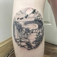 70 Ans Et Plus De Motifs De Tatouage Peter Pan Elegants Debut 2019 Tout Peut Etre Dessine Comme Un Tatouage Mais Il Y Peter Pan Tattoo Tattoos Hook Tattoos