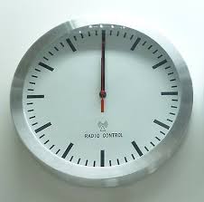 Ikea Burrig Uhr Funkuhr Wanduhr Bahnhofsuhr Designeruhr Retro Design Aluminium Bahnhofsuhr Wanduhr Uhr
