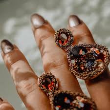 Criterio para elegir color uñas verano 2021 puede ser color de su piel. Colores De Unas En Tendencia Para Morenas En Primavera 2021 Soy Carmin