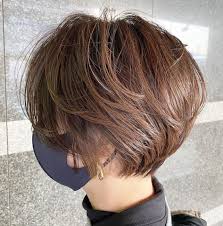 Una nuova versione del carré, corto abbastanza da svelare la linea del. Caschetto Corto Dietro Pari Con Frangia Scalato Liscio O Mosso