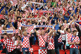 La hrvatski nogometni savez (federazione calcistica croata), nome abbreviato in hns, è l'organo di governo dell'attività calcistica in croazia con sede a zagabria.i suoi colori nazionali sono il bianco, il rosso ed il blu. Croazia L Invasione Di Campo Costa Cara Calcio News 24