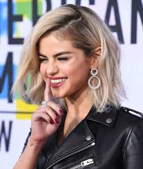 Selena gomez dieser auftritt war eine überraschung. Selena Gomez Debuts New Blonde Hair