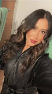 Lara Connelly's Instagram, Twitter & Facebook