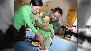 Upacara tedak siten ini dilakukan sebagai rangkaian acara yang bertujuan agar anak tumbuh menjadi anak yang mandiri. Upacara Turun Tanah Tedhak Siten Alesha Dahayu Youtube