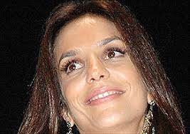 O projeto o cantor mascarado foi apresentado para a globo, que pode produzir a. Ivete Sangalo E Cher Assistem Ao Desfile Da Maison Chanel O Fuxico