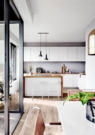 Moderne Und Offene Wohnkuche Im Neubauprojekt Oasis Berlin In Tiergarten Weisse Kuche Mit Einer Arbeitsplatte Aus Holz Offene Wohnkuche Wohnkuche Wohnung Kuche
