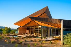The rooms are comfortable and each one can be both indoor and outdoor. Dancing Light House In Arizona Usa By Kendle Design Collaborative Features A Soaring Angular Canopy Roof