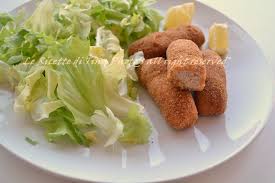 Bastoncini di salmone fatti in casa,se avete problemi a far mangiare il pesce a grandi e piccini provate questa ricetta.questi bastoncini di salmone son veloci da realizzare e bastano pochi ingredienti. Bastoncini Di Salmone
