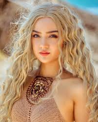 Hot girl Thái Lan sinh năm 2000 gây chú ý bởi vẻ ngoài dễ thương thách thức  thời gian