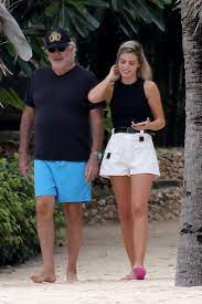 Su adnkronos.com trovi notizie online sempre aggiornate e le ultime news su elisabetta gregoraci reagisce così, nella casa del grande fratello vip, all'intervista che l'ex marito. Sexy Popo Show Elisabetta Gregoraci Im Knappen Jeans Bikini Promiflash De