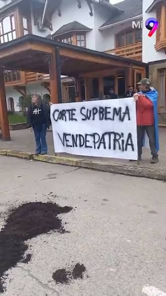 CONTRA UNA JUSTICIA SOMETIDA Y UN GOBIERNO ENTREGUISTA, LOS SUREÑOS SE  HACEN ESCUCHAR En San Martín de los Andes, la protesta contra Milei y los  jueces de la Corte expresó una bronca