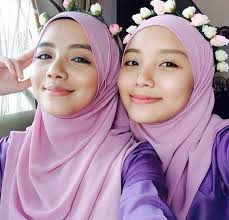 This tall building can't even fit in one frame! Gambar Adik Beradik Mira Filzah Hotlips Corner