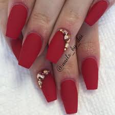 The red and white floral combination somehow reminds me of when the red riding hood goes out in the woods to pick flowers for her grandmother! Instagram Photo By Daina Dec 21 2015 At 1 36am Utc Red And Gold Nails Gold Nail Designs Gold Nails
