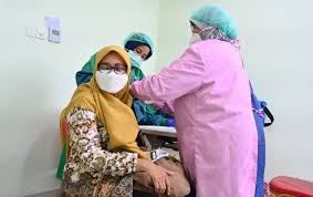 Indonesia menerima vaksin astrazeneca dari program bantuan multilateral dengan the global alliance for vaccines and immunisation (gavi) dan who. Robvcf40sizcjm