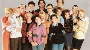 A szép családnak, valamint szomszédainak, barátainak és ismerőseinek mindennapjait bemutató sorozat humorban rendkívül gazdag, mulatságos kalandokkal. Hajnalkam Te Ezt Nem Tudhatod Nlc