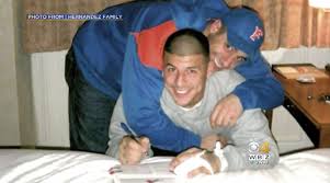 Aaron Hernandez S Brother Speaks Out He Was Struggling With His Sexuality En 2020 Con Imagenes Diseno De Modas De Moda Disenos De Unas