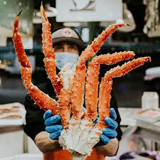 The red king crab (paralithodes camtschaticus), also called kamchatka crab or alaskan king crab, is a species of king crab native to the far northern pacific ocean. King Crab Legs And Claws Alaska Wild 1 Lb By Pike Place Fish Market Goldbelly