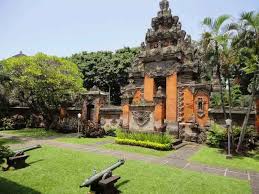 Keunikan rumah adat bali yakni memiliki ukiran dan banyak makna, seperti yang khas di bali yaitu pura atau temple yang banyak di hiasi ukiran tiap sudut bangunanya. Rumah Adat Bali Nama Keunikan Gambar
