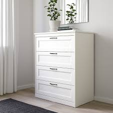 1 „vor dem bett stand eine weiße kommode und darauf zwei glasbehälter, in denen sich nescafé und kekse befanden.2. Songesand Kommode Mit 4 Schubladen Weiss 82x104 Cm Ikea Osterreich