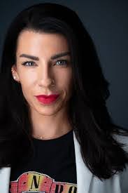 Julie Navarre's Instagram, Twitter & Facebook