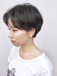 前髪長めのハンサムショートにワンカールパーマをかけてあげると伸びてきてもスタイリングも楽 髪も無造作感がワンランクお洒落です 髪が硬い方 スタイリングが苦手な方に 新規カットパーマ 10000 ハンサムショート ヘアスタイリング ショートのヘアスタイル