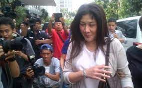 Berikut adalah profil usahawan yang berpulang di usia 62 tahun. Sosok Vika Dewayani Istri Kedua Adiguna Sutowo Berikan Doa Kepada Usai Pemakaman Tribun Medan