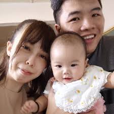 華麗八卦线人：梁家辉与老婆恩爱满泻结婚29年手拖手行街58岁的梁家辉是娱乐圈中数一数二的好老公，跟太太江嘉年结婚29年，25岁的双胞胎女儿Nikkie和Chloe是索爆星二代。梁家辉跟太太好恩爱，工作以外，他跟太太是有影皆双，老夫老妻享受二人世界，拖手拖得更肉紧。  夫妻在 ...