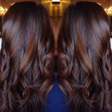 La couleur acajou est l'une des couleurs disponibles pour la coloration des cheveux. Les Colorations Cheveux Auburn Bourgogne Acajou Et Chocolat En Hausse