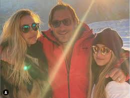 Jun 19, 2021 · la speciale serata tra francesco totti ed ilary blasi, alla presenza dei figli cristian, chanel e isabel, è stata celebrata anche con un post social dai rispettivi account instagram. Francesco Totti E Ilary Blasi Figlia Chanel Prima Pagina