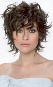 Les cheveux ondulés semblent déjà parfois désordonnés. Epingle Sur Cheveux Boucles