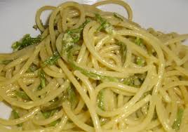 Fare cuocere altri 10 minuti verificando ogni tanto che il sugo non si asciughi troppo. Come Fare La Pasta Con Gli Asparagi Una Ricetta Leggera Gustosa E Primaverile Frantoio Priorelli