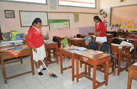 Sebelum balik dari sekolah, kami mula membersih dan menghias kelas. Gotong Royong Budaya Yang Harus Dilestarikan Nazwa Production