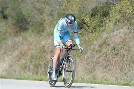 El ciclista pieter serry fue embestido por un carro en plena etapa del giro de italia, la sexta y con serry estuvo un momento en el piso, se levantó, sin consecuencias graves, pues el accidente fue en. Monday November 2 2015 News By Bikeraceinfo