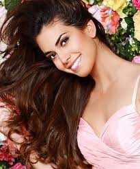 Nguyễn Thị Loan và dàn thí sinh Miss Universe khoe sắc bên hoa