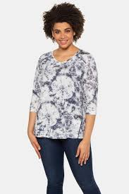 Created through alternating rows of knit and purl stitches, rib knits feature ridges on both sides of the fabric. Batik Print Piping Trim V Neck Knit Top T Shirts Tops Ulla Popken Europe