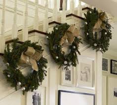 A very good idea for decorating christmas stairs, which is also quite simple and affordable, is to use ribbons in different colors and shapes to decorate your stairs. 33 Ideas Decorating Christmas Stairs