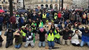 Les 300 manifestants dont certains venus de. Gilets Jaunes Et Defenseurs Du Climat Ensemble Dans Les Rues Du Mans Le Mans Maville Com