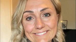 Maria blev filmet nøgen, mens hun stod og børstede tænder: Pludselig stak  en arm ind gennem vinduet