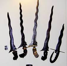 Model pakaian yang longgar dan terbuka menunjukan karakter yang mempunyai sifat kebebasan dan keternbukaan orang jawa timur namun etika hidup dalam diri tetap tertanamkan. The Keris Malay Weapon Social Symbol And Talisman Seni Pencak Silat