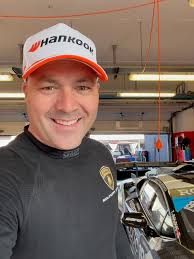 Mecánico Supervisa con una Cerveza en Mano