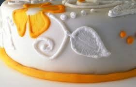 Potete decorare direttamente la torta oppure creare delle decorazioni da appoggiare sulla torta. Glassa Reale Per Decorare Le Torte Le Ricette Di Maria Grazia