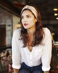 Souvent porté sur cheveux remontés en chignon flou ou bas, le headband cheveux est l'accessoire tendance par excellence ! Comment Mettre Bandana Tendance Femme Language Fr Comment Mettre Porter Bandeau Cheveux Bandana Cheveux