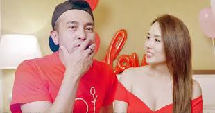 恭喜恭喜﹗楊洛婷終於卸貨誕下第二胎，日前老公黃天翱（tim）笑言想在產房內開直播，揭曉bb性別。 生產，bb名為tristan，楊洛婷感動表示：「from the moment they pulled you out and placed you on my tummy, you snuggled right into my heart❤️」. æ¥Šæ´›å©·æ‡·ç¬¬äºŒèƒŽè€å…¬é»ƒå¤©ç¿± å¥½é–‹å¿ƒå'¢å€‹æ–°å¹´æœ‰å€‹å¥½é–‹å§‹ 20210214 Showbiz æ˜Žå ±olç¶²