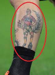 Met de in amsterdam wellicht bekende mujangi bia, die op de bank zijn bong bovenhaalt. Radja Nainggolan S 31 Tattoos Their Meanings Body Art Guru