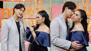 พ่อ แม่ ของ ไวท์ ณวัชร์ นักแสดงวัยรุ่น เข้าแจ้งความเหตุถูกทำร้ายร่างกาย หลังเกิดเหตุรถยนต์เฉี่ยวชนกัน ด้าน ตำรวจ สภ.บางกรวย ออกหมายเรียก. Mwwqavmueo2xlm