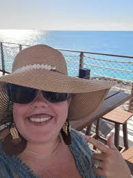 Unexpected encounter with friend in the Bahamas while selling Paparazzi  jewelry