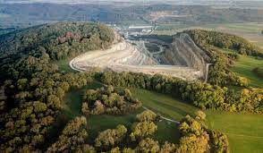 To find gold and make it rich. Veiller Sur La Colline Le Courrier