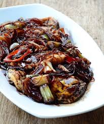 Telur 5biji kicap manis kicap masin sos tiram gula sedikit air bawang putih 4 ulas cili besar 2biji korang tau tak rahsia nak bagi telur masak kicap ni sedap? Telur Masak Sos Kicap